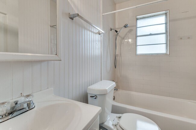 Building Photo - Stylish Duplex in Irving - HUGE Backyard!