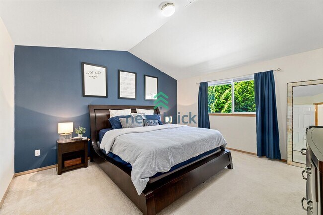 Building Photo - 4 BED & 2.5 SINGLE FAMILY HOUSE FOR RENT