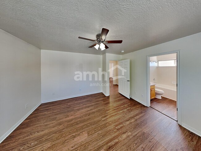 Building Photo - 8558 Laurel Oak Dr