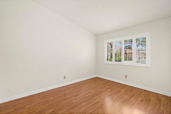 Building Photo - 604 Parkside Pl