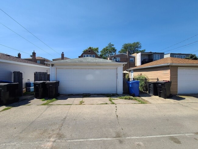 Building Photo - 6035 S Karlov Ave