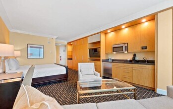 Building Photo - 2000 Fashion Show Dr