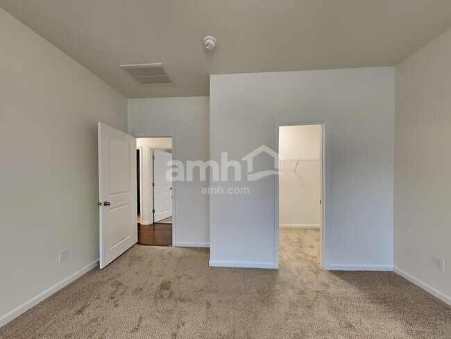 Building Photo - 553 Friar Park Ln