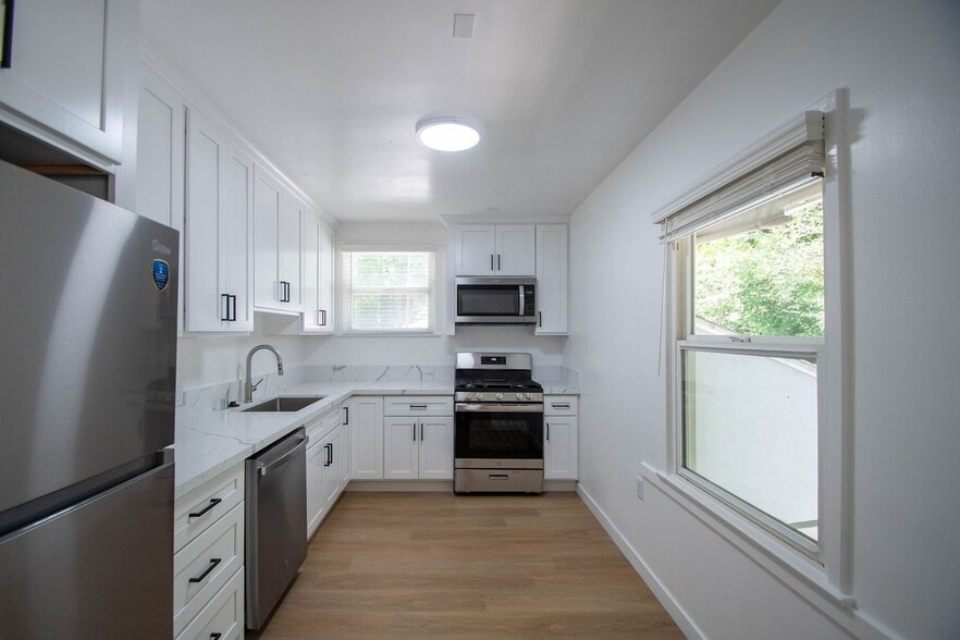 Building Photo - 14437 Dickens St
