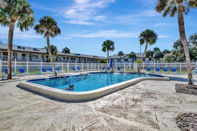 Building Photo - 650 Pinellas Point Dr S
