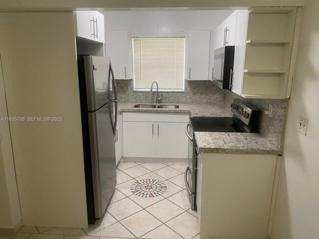 Building Photo - 400 SE 3rd Ave