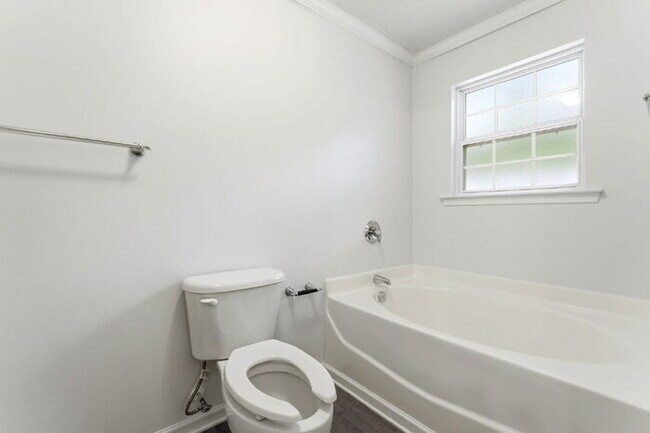 Building Photo - Charming 3-Bedroom Retreat with Cozy Fireplace in Simpsonville