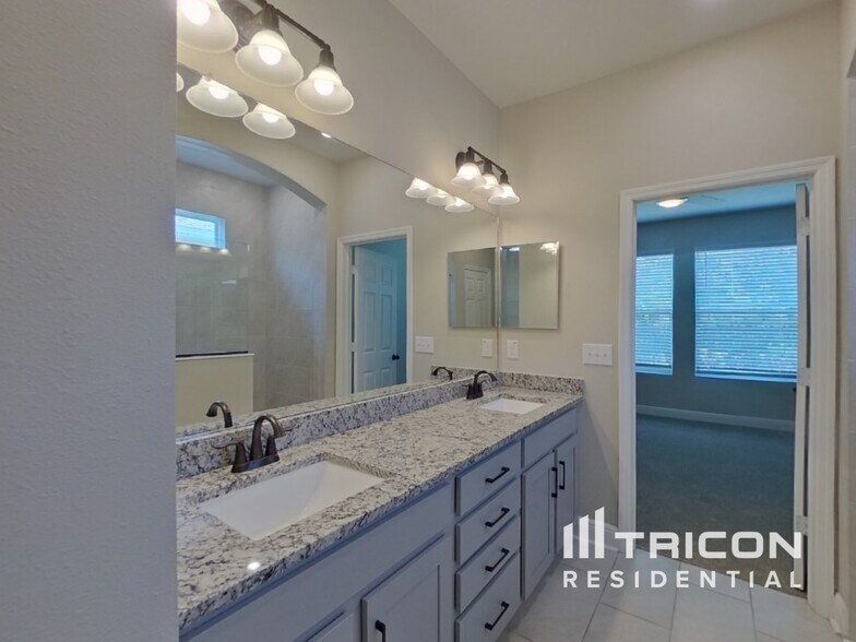 Building Photo - 5564 Silver Sun Dr