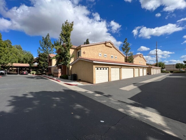 Building Photo - Upgraded Single Story First Floor Condo in Gated Community at Popular Madison Park Villas