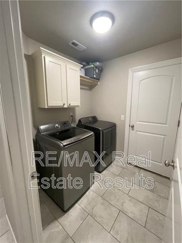 Building Photo - 905 SW Vangough Rd