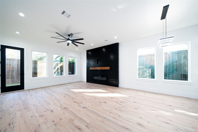 Primary Photo - 2503 Parker Rd