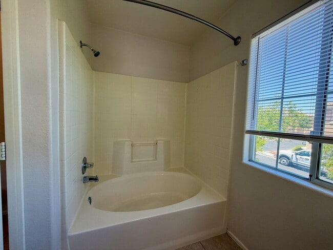 Building Photo - GATED 3 BED 2.5 BATH 1 CAR GARAGE SINGLE FAMILY HOME WITH COMMUNITY POOL