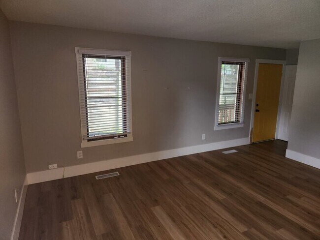 Building Photo - 604 Broad St