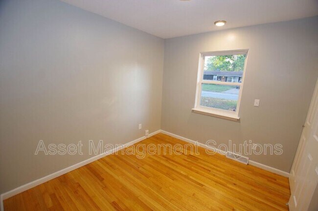 Building Photo - 723 Riderwood Dr
