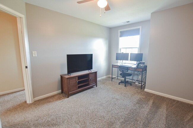 Building Photo - Pet Friendly Three Bedroom!