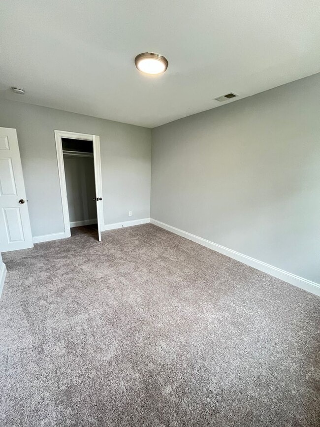 Building Photo - West Baltimore 4 Bedroom 1.5 Bathroom Town...