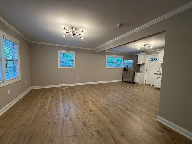 Building Photo - 3 Bedroom 2 Bath