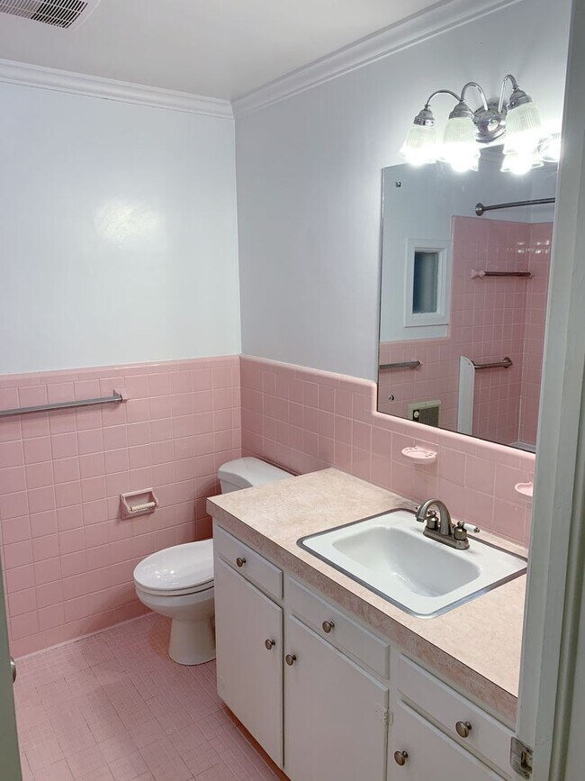 Building Photo - Beautiful 4 Bedroom 2 Bathroom home in the...
