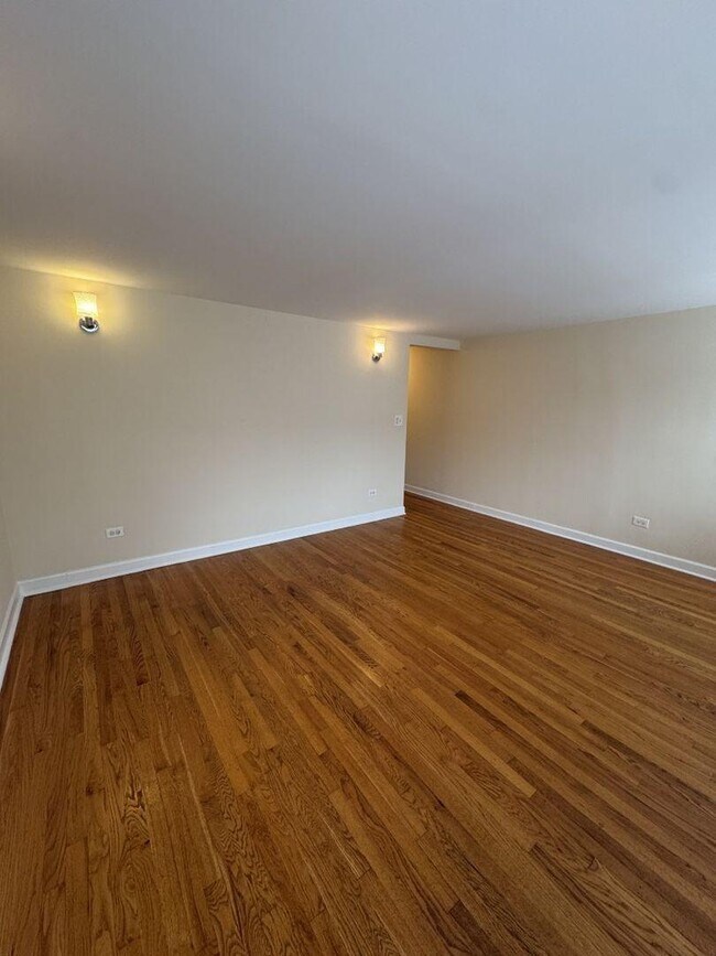 Building Photo - 1 bedroom in Chicago IL 60618