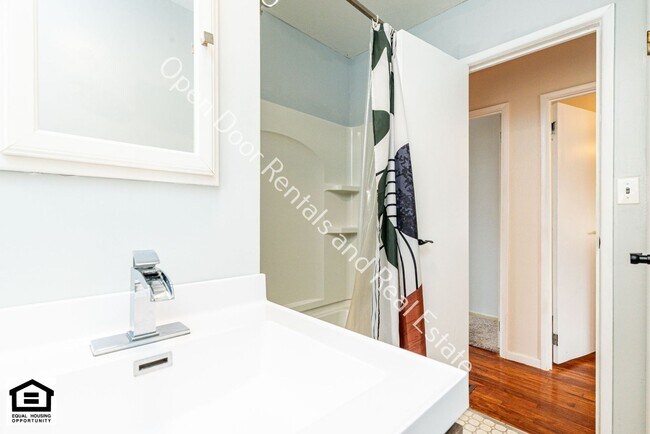 Building Photo - Charming 3 Bedroom Home with Fantastic Outdoor Space - Animals Welcome!