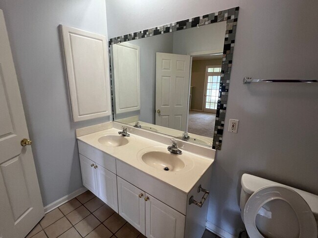 Building Photo - 1 Bedroom, 1 Bath, Unfurnished Condo with ...