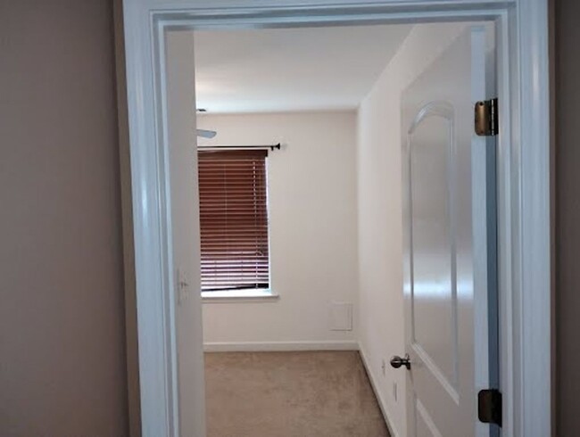 Building Photo - 3 Bedroom 2 Bathroom
