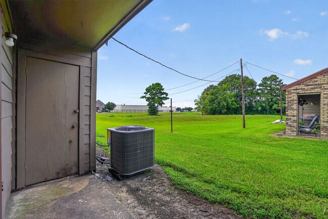 Building Photo - 5550 Folsom Dr