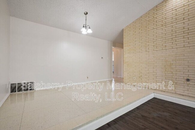 Building Photo - 4915 Westlake Dr
