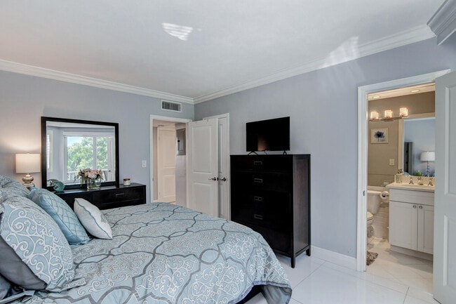 Building Photo - 2730 Banyan Rd