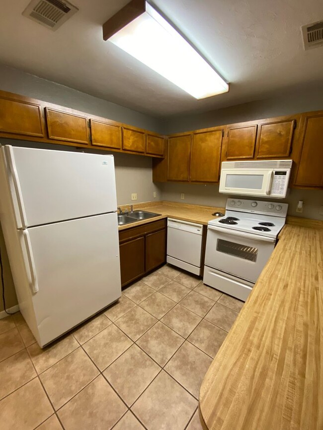 Building Photo - 2/2 Townhome in Continental Oaks Community...