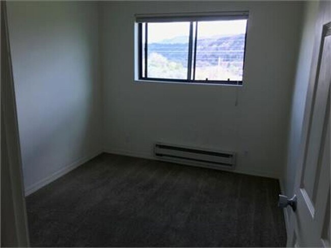 Building Photo - 1208 Avenida Del Sol
