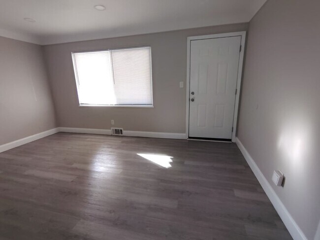 Building Photo - Cute 3 Bedroom Ready for you