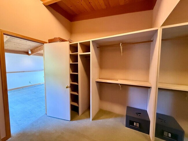 Building Photo - SPACIOUS THREE BED / THREE BATH HOME OFF OF PANORAMIC HWY WITH STUNNING VIEWS