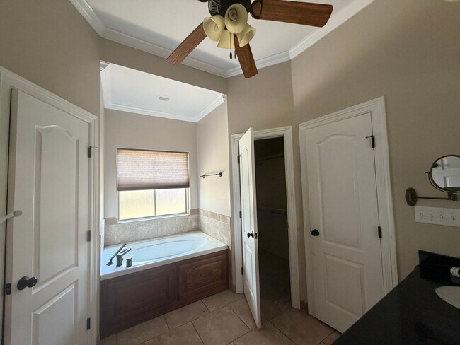 Building Photo - 617 Alder Ln