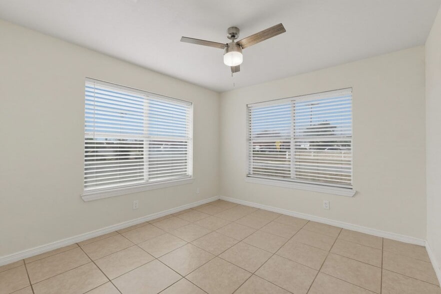 Building Photo - 711 Cisneros St