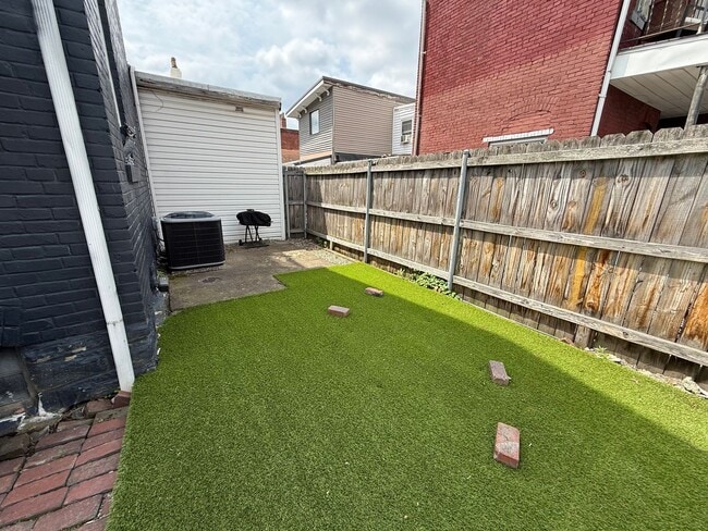 Building Photo - Modern Rental - South Side