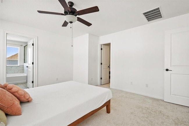 Building Photo - 304 Regatta Trl