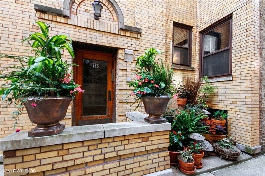Brompton Apts - Entrance - 725 W Brompton Ave