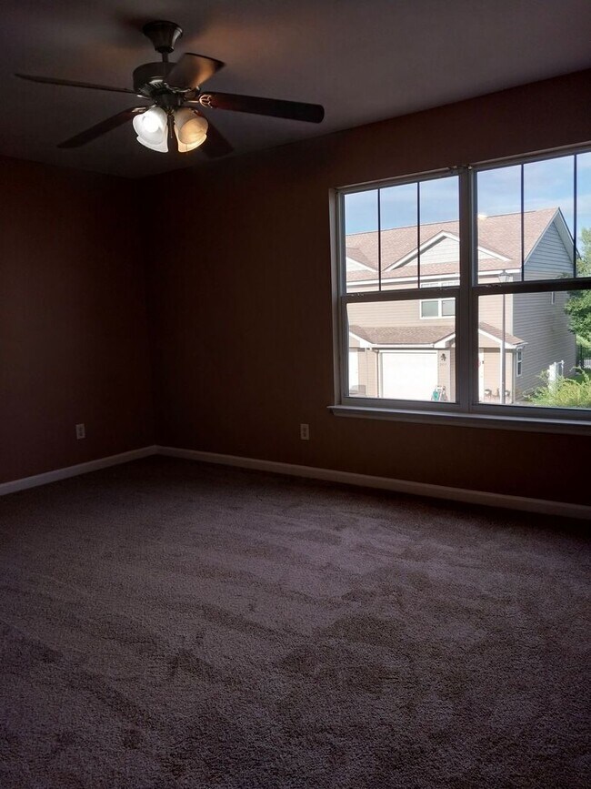 Building Photo - Cute townhome with 3 bd / 2.5 Bath