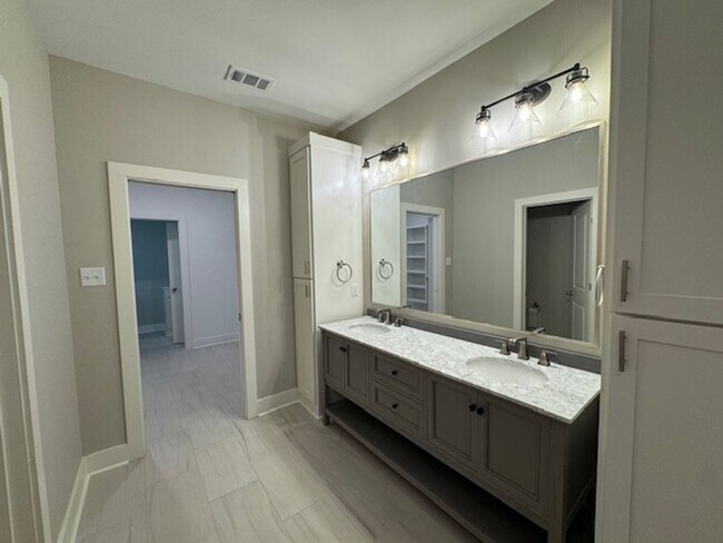 Building Photo - 5021 Springwood Cir