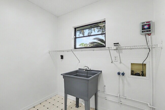 Building Photo - Recently Renovated 4-Bedroom + Den Pool Home in Temple Terrace