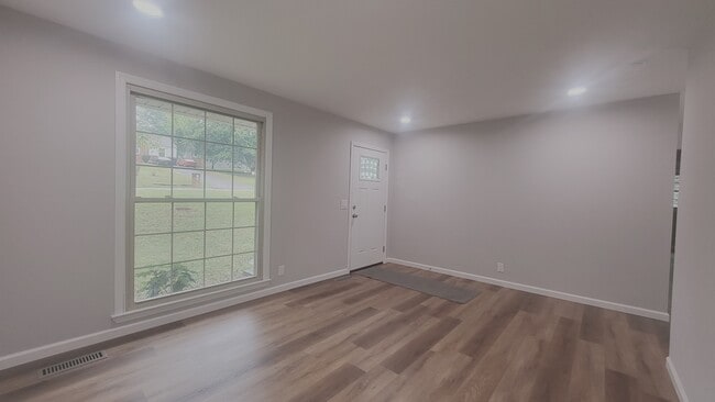 Building Photo - 910 Rexdale Dr