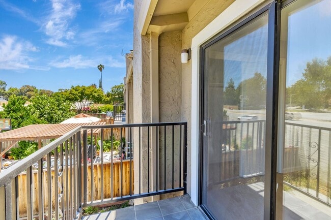 Building Photo - 3-Bedroom 2.5-Bathroom Santa Clara Townhome