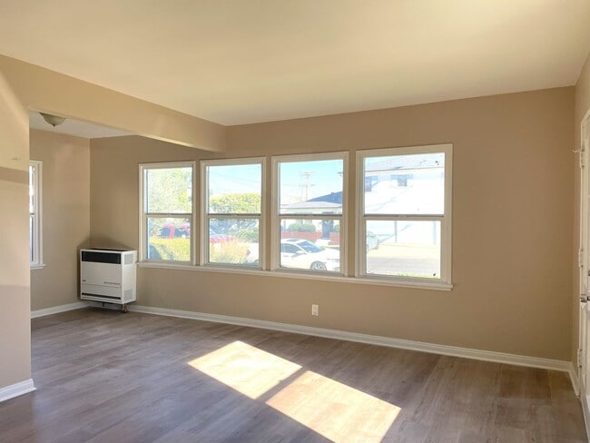 Building Photo - 462