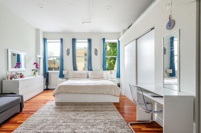 Building Photo - Stunning, Chic 2-Bedroom Apartment in the ...