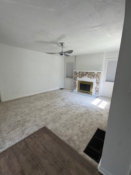 Building Photo - 4209 Oakridge Dr
