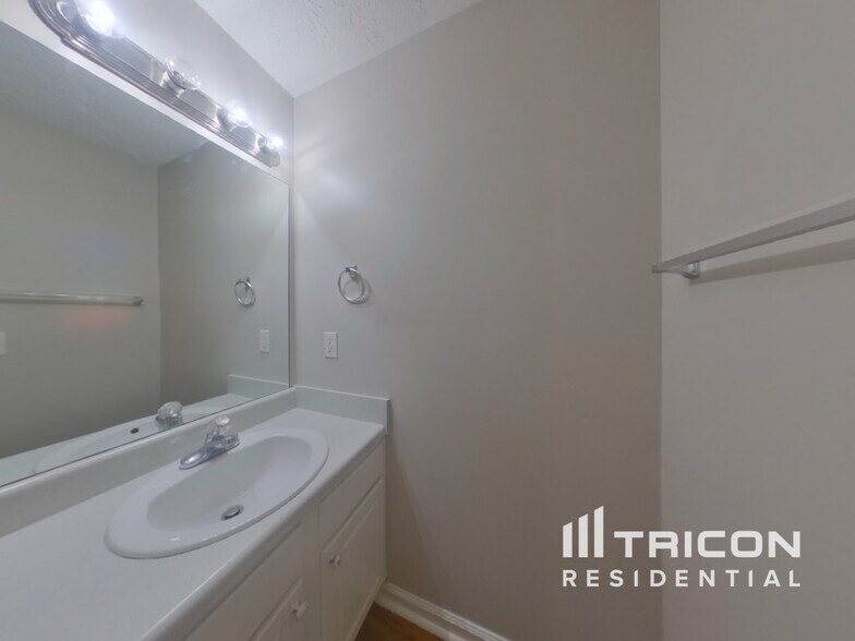 Building Photo - 100 Shadowbrook Trce