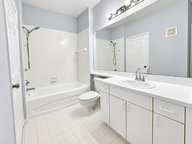 Building Photo - 615 Fairway Dr