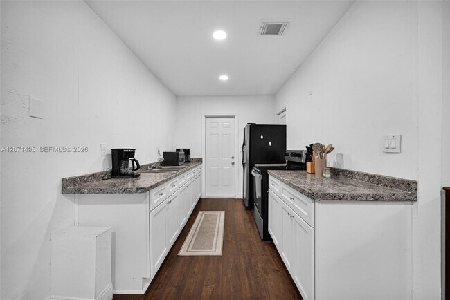 Building Photo - 370 NE 87th St