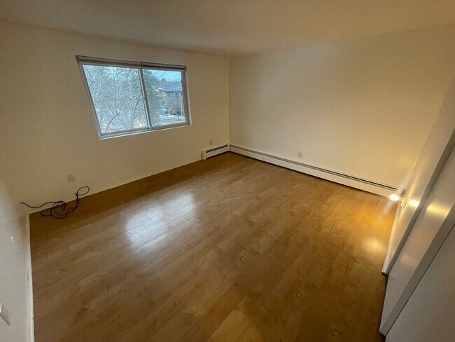 Building Photo - Quiet Corner Apartment in the Heart of Salem